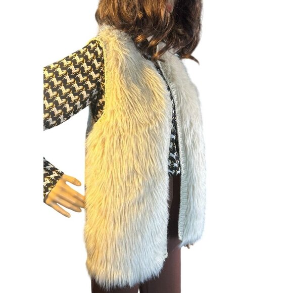 (5 for $25) Xhilaration Shaggy Sweater Vest in Cream Size Small - Picture 2 of 5